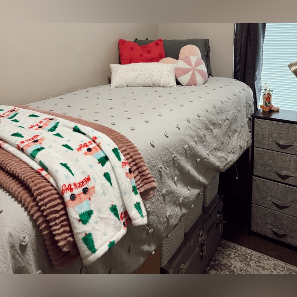 Dormify Twin XL bedding w/ 2 sets of sheets and 2 mattress toppers